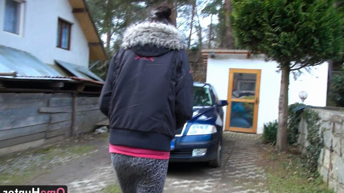 16P Esta anciana está feliz con la joven que viene a su casa por poco tiempo.