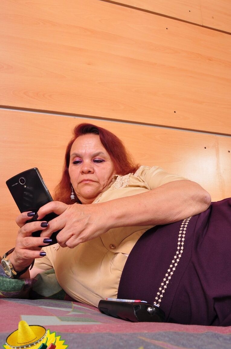 16P Mulher velha latina se masturba com um vibrador para sua antiga amante lésbica