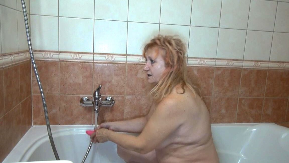 16P altes Kindermädchen. Geile reife Frau braucht einen Dildo in der Dusche