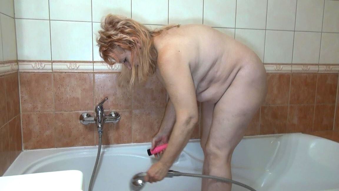 16P altes Kindermädchen. Geile reife Frau braucht einen Dildo in der Dusche