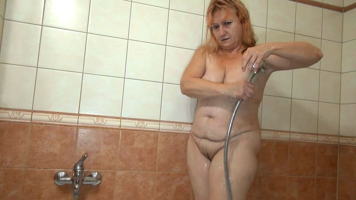 16P altes Kindermädchen. Geile reife Frau braucht einen Dildo in der Dusche