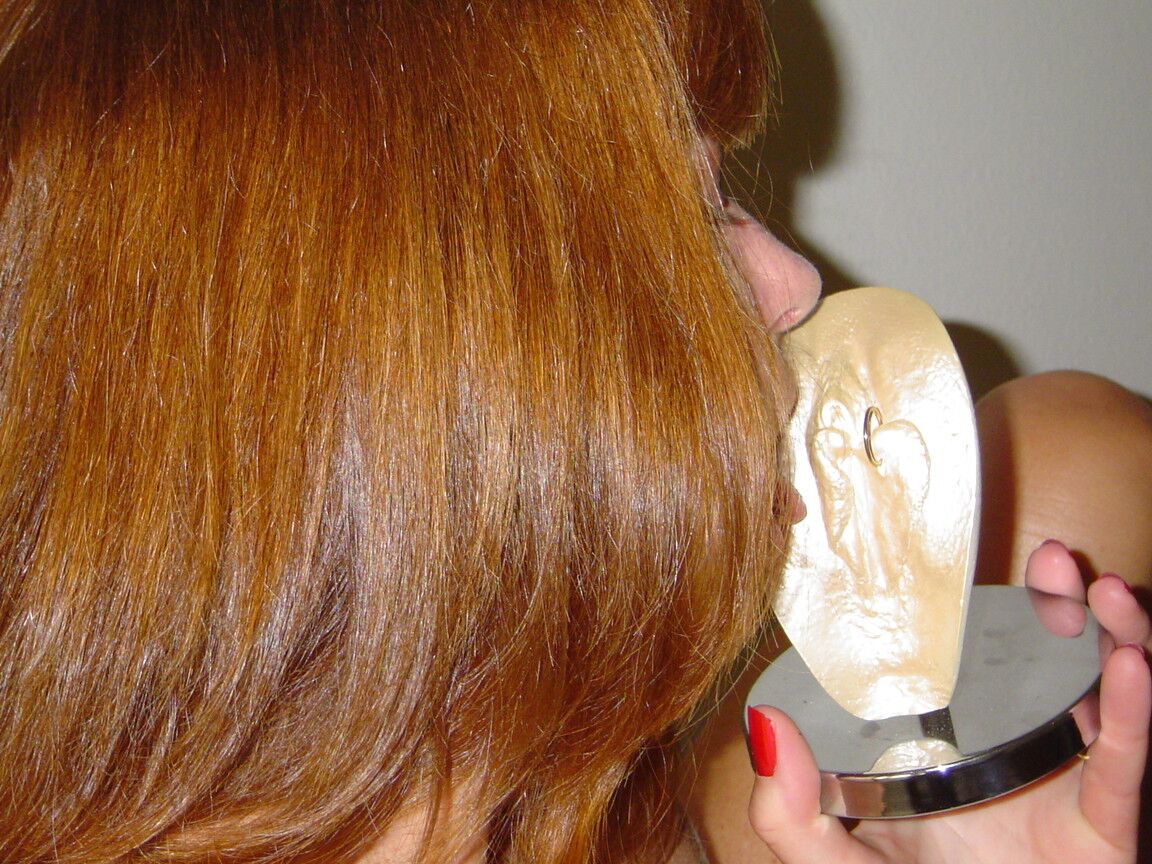 21P A amante madura tira sua roupa preta sacanagem para brincar com um vibrador