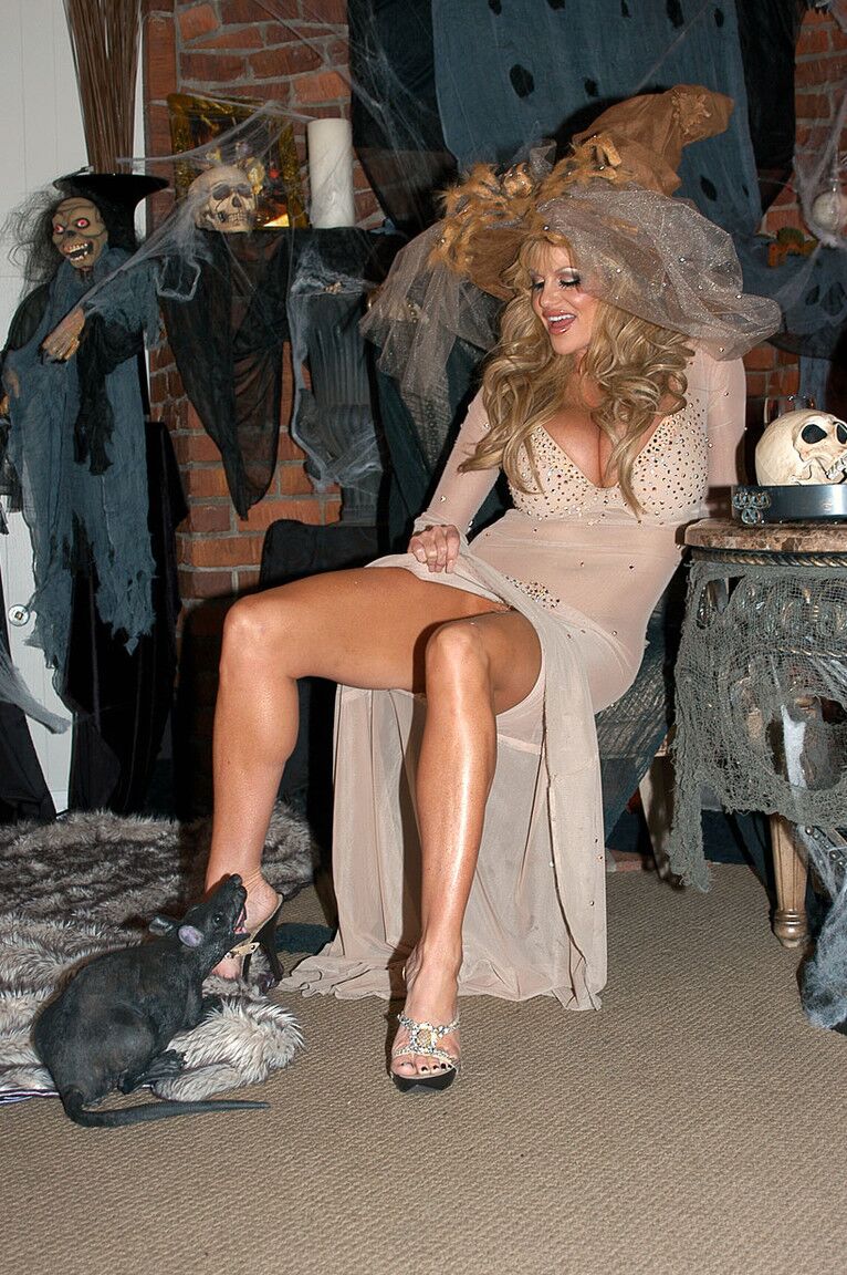 17P Leggy blonde frees her big tits and bald twat from Halloween outfit