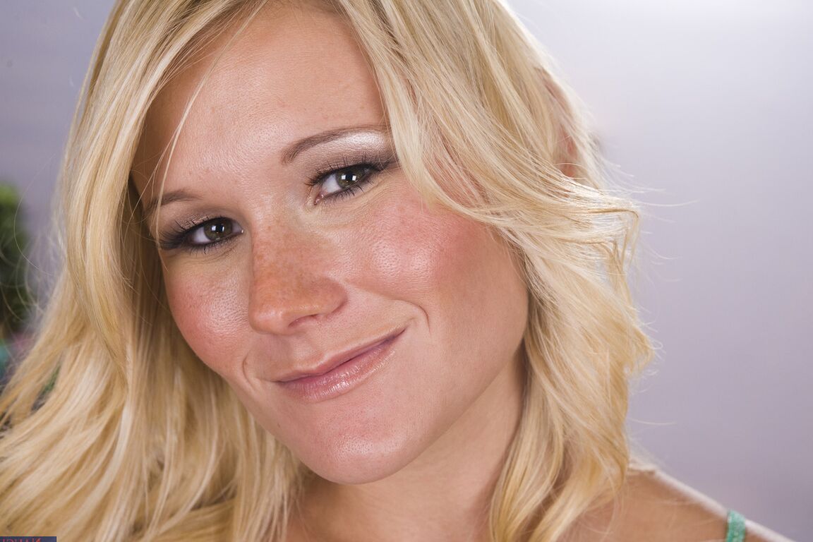 17P La rubia vestida Juliana Jolene hace alarde de su profundo escote en la mesa del comedor