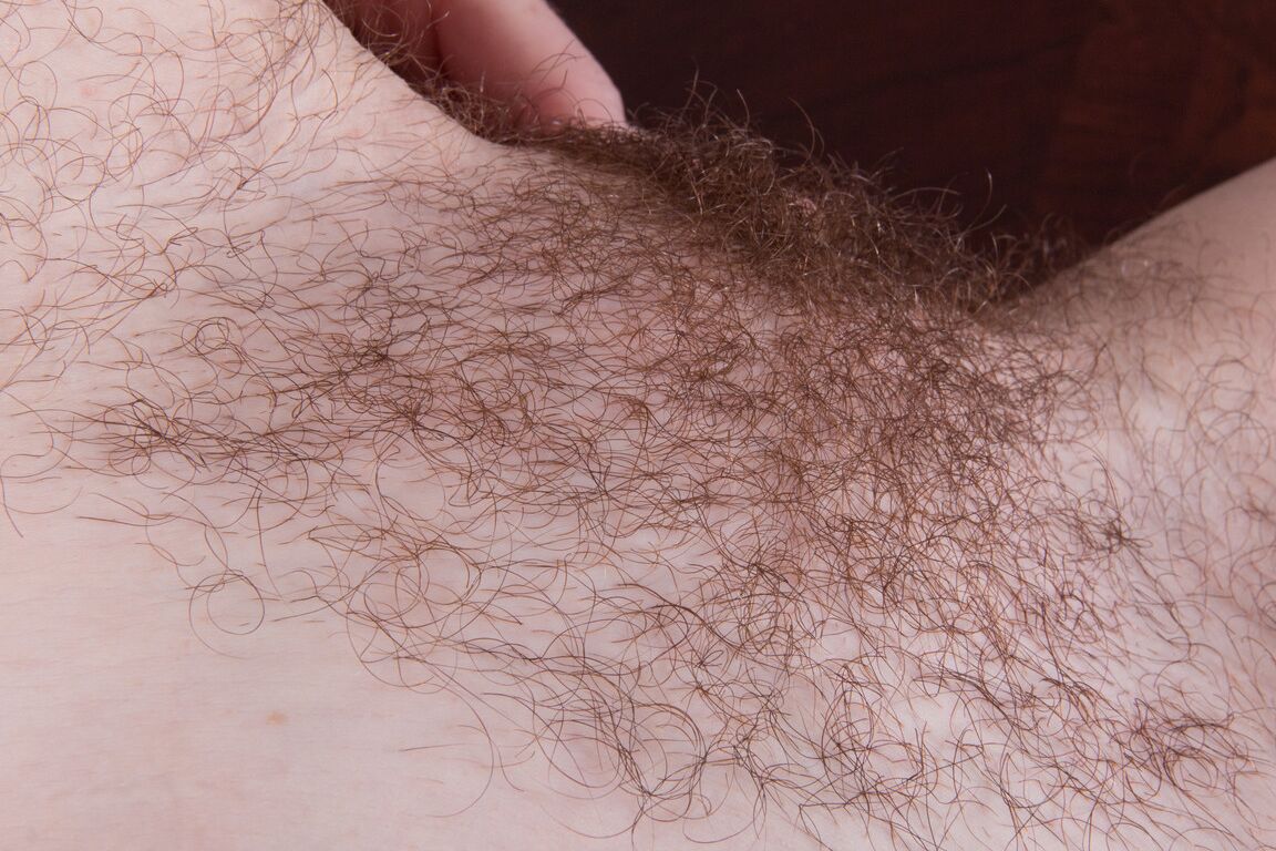 21P La sirvienta madura Lacey pierde su uniforme y se frota su gran clítoris peludo