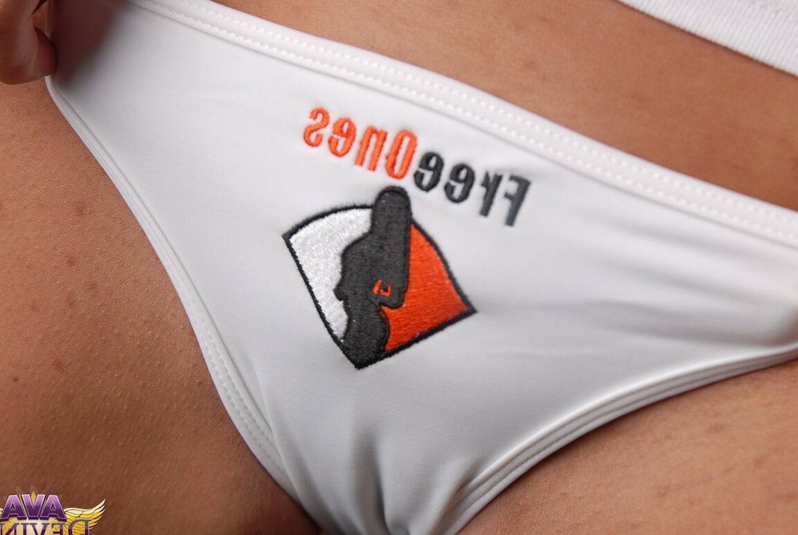 15P A estrela pornográfica madura Ava Devine enfia um vibrador na bunda com um sorriso no rosto