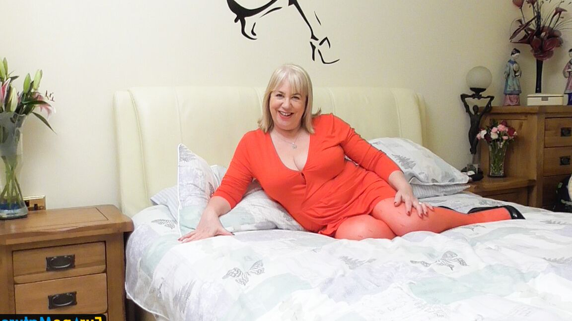 16P Europa Reife blonde BBW reife Frau spielt mit ihrer Muschi