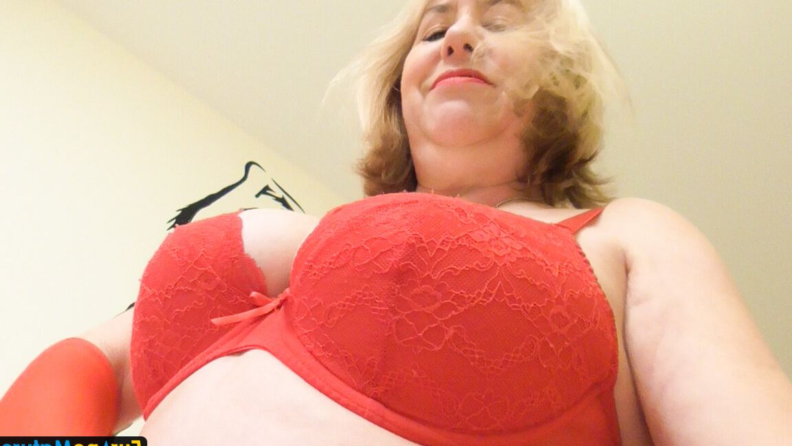 16P Europa Reife blonde BBW reife Frau spielt mit ihrer Muschi