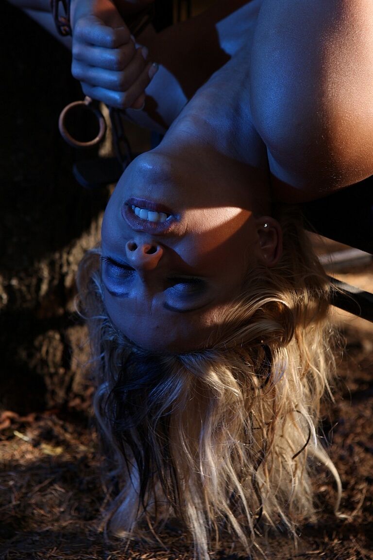 17P La traviesa Kathia Nobili ata a una rubia