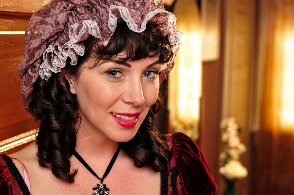 15P A morena madura e gostosa RayVeness mostra um decote sexy vestindo traje medieval