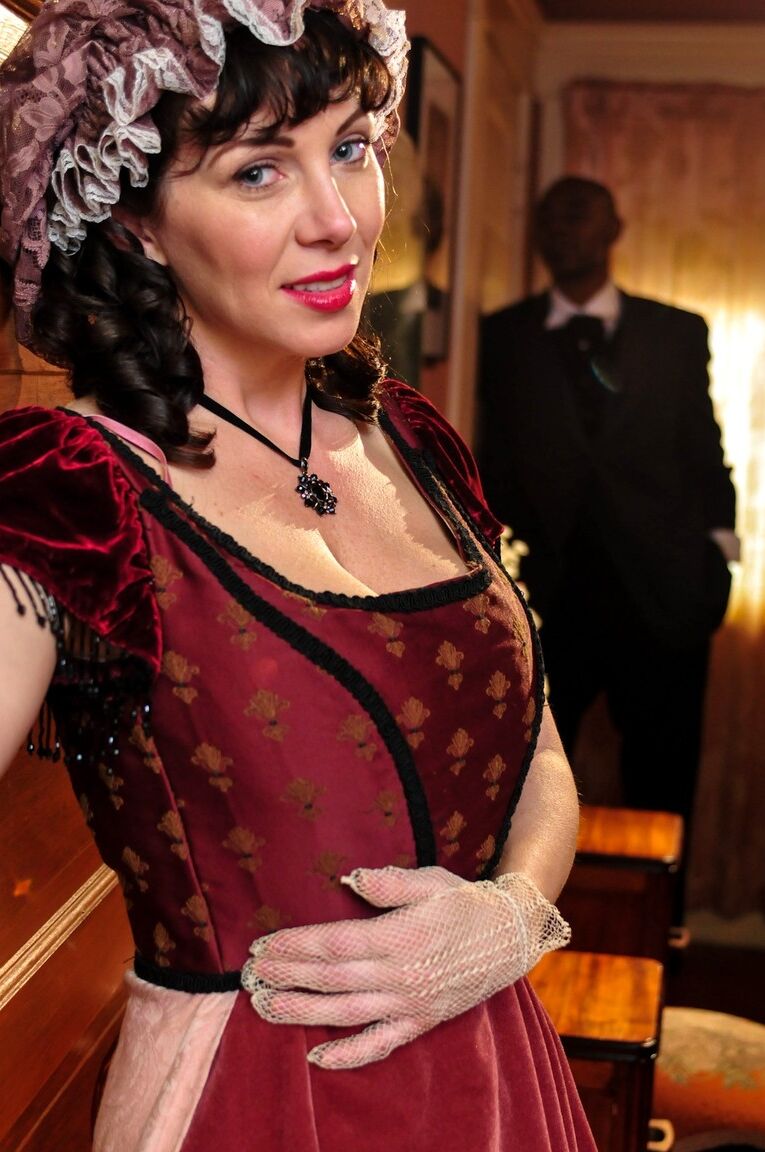 15P A morena madura e gostosa RayVeness mostra um decote sexy vestindo traje medieval