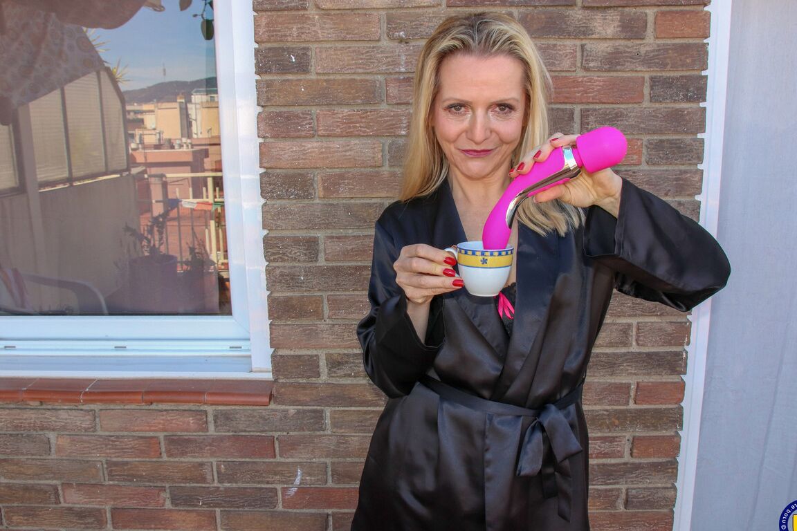 16P This mature lady loves to play with herself on a balcony on a sunny day