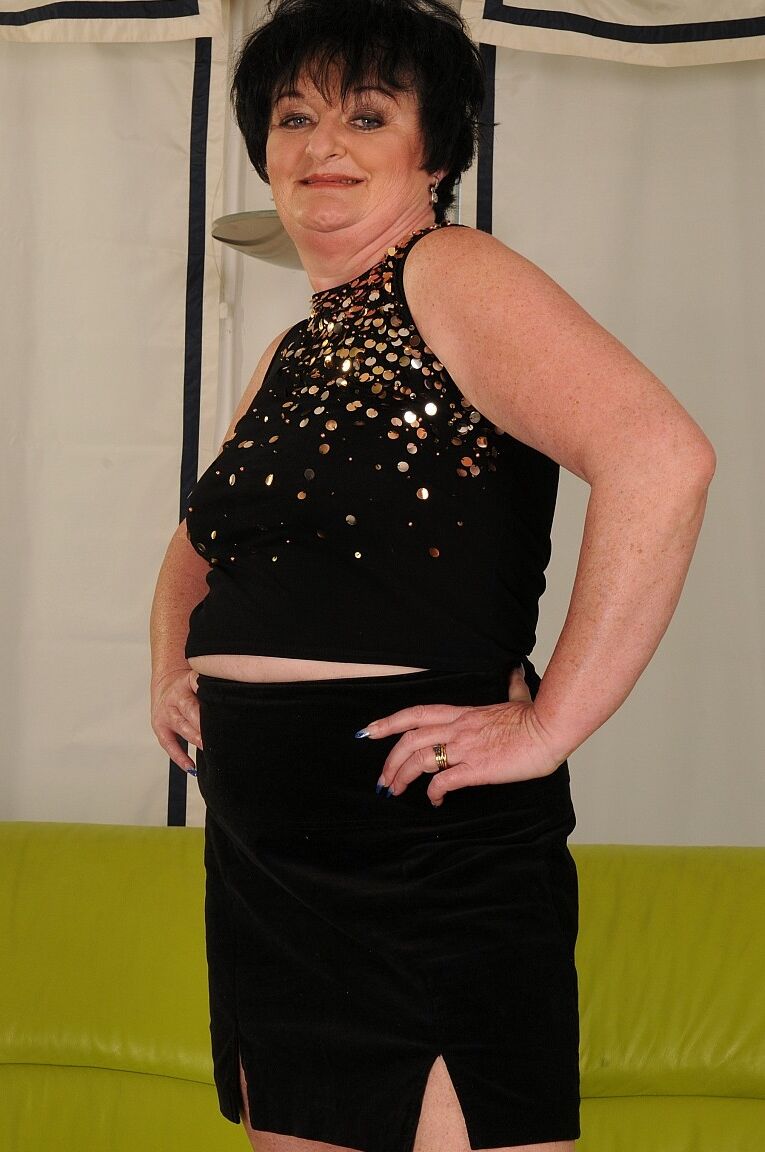 17P La sucia abuela europea Leslie Pearl es embestida por un joven cachondo
