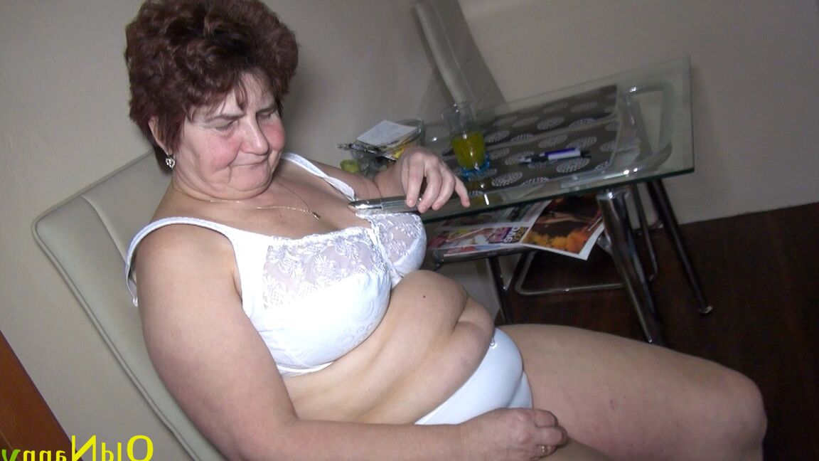 21P La abuela gordita Hana se quita la ropa interior y se masturba con un juguete sexual