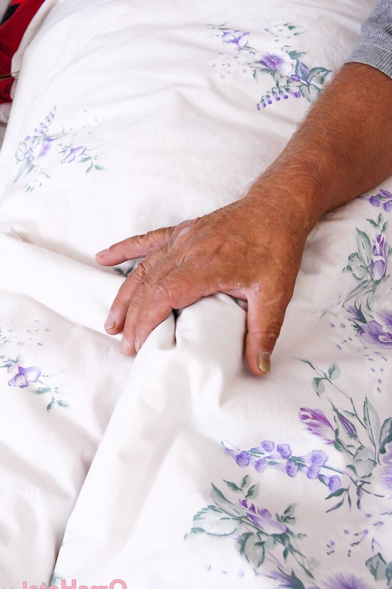 21P Die alte Oma Heidrun masturbiert mit Spielzeugen, bevor sie einen harten Dreier mit alten Kerlen macht