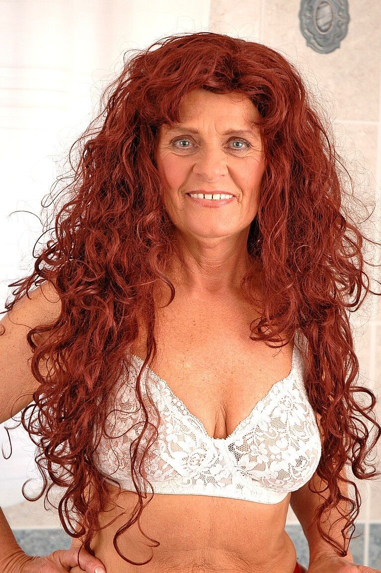 17P Tammy, mamie rousse aux cheveux longs, se fait défoncer la chatte poilue dans la salle de bain