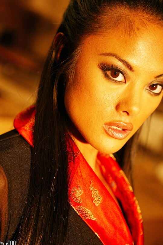 12P A estrela pornográfica magra Kaylani Lei revela sua bunda e peitos minúsculos em um solo de garagem