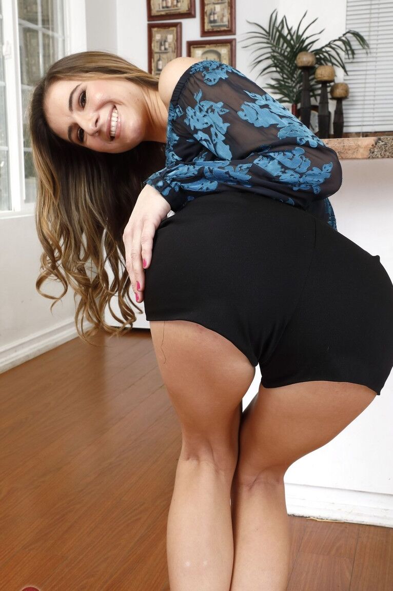 21P La flaca Tara Ashley presenta su chocho y orina en un recipiente de vidrio