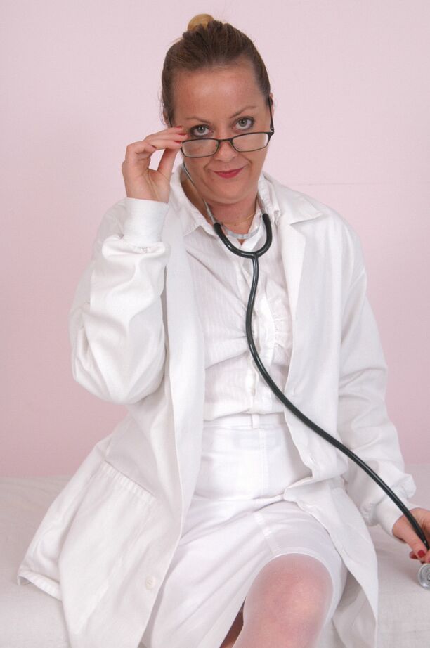16P Doctora madura lujuriosa con gafas y medias desnudándose y provocándose