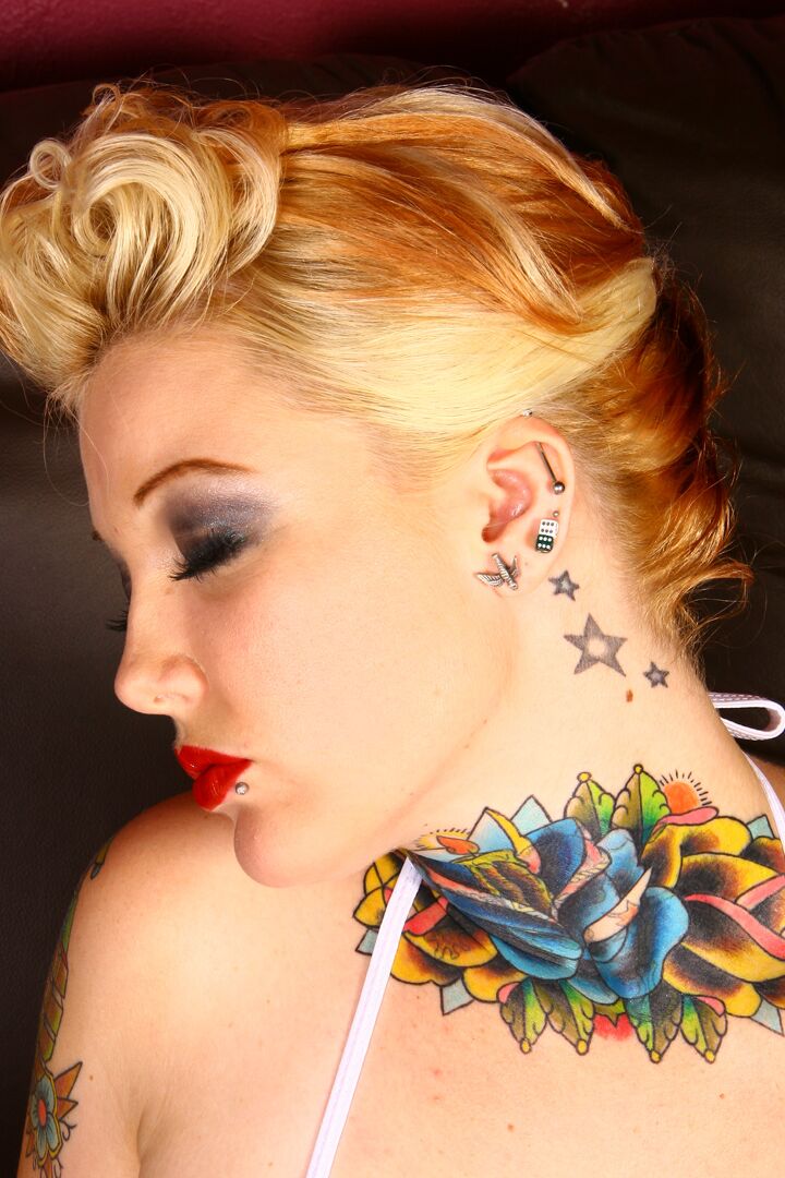 21P La rubia pinup Candy Monroe se pone negra en una sesión de cornudos por infrarrojos