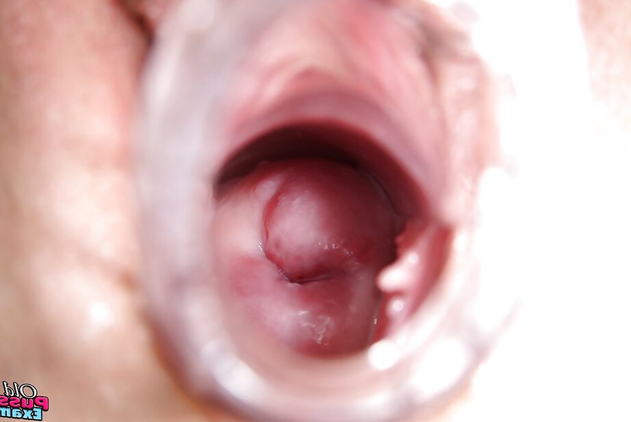16P Infirmière mature et coquine se masturbe la chatte avec divers jouets