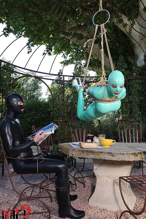 16P modelo fetichista BDSM Latex Lucy suspendida por cuerdas en traje de látex al aire libre