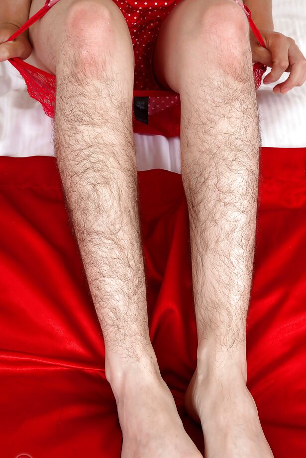 16P Fille solo mature avec des jambes poilues et des aisselles poilues révélant un castor
