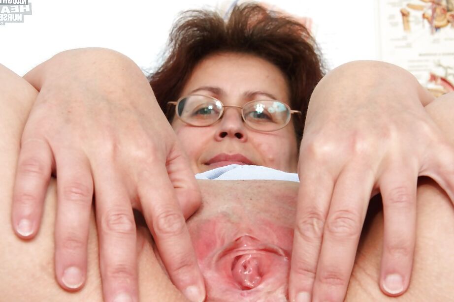 16P Enfermera madura lujuriosa con gafas mostrando sus tetas flácidas y su chocho rosado