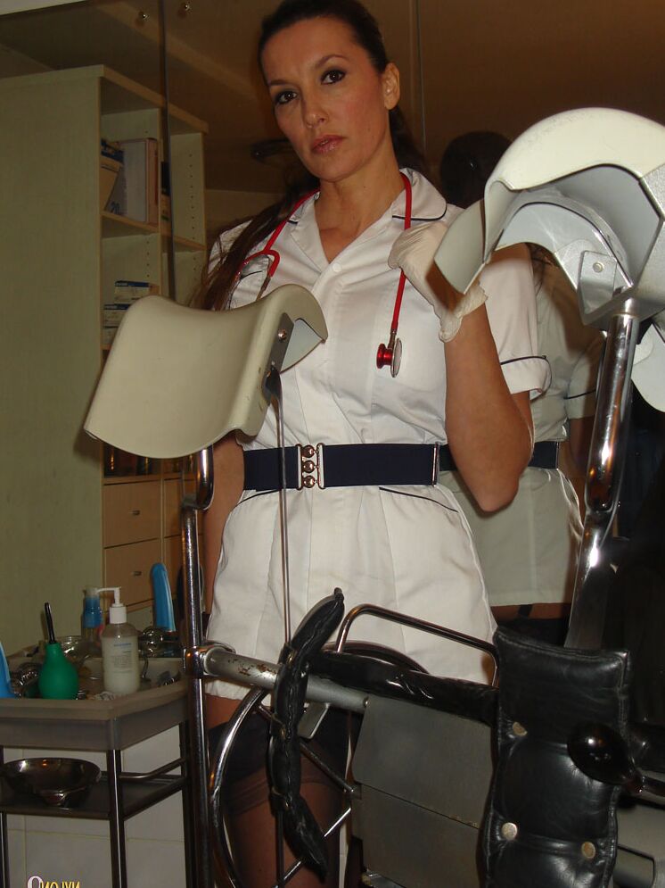 15P Nylon Jane, infirmière mature, expose sa culotte sous la jupe sur une chaise médicale vintage