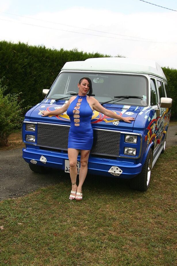 20P Madura amateur Mary Bitch se desnuda dentro de una camioneta clase B durante una acción en solitario