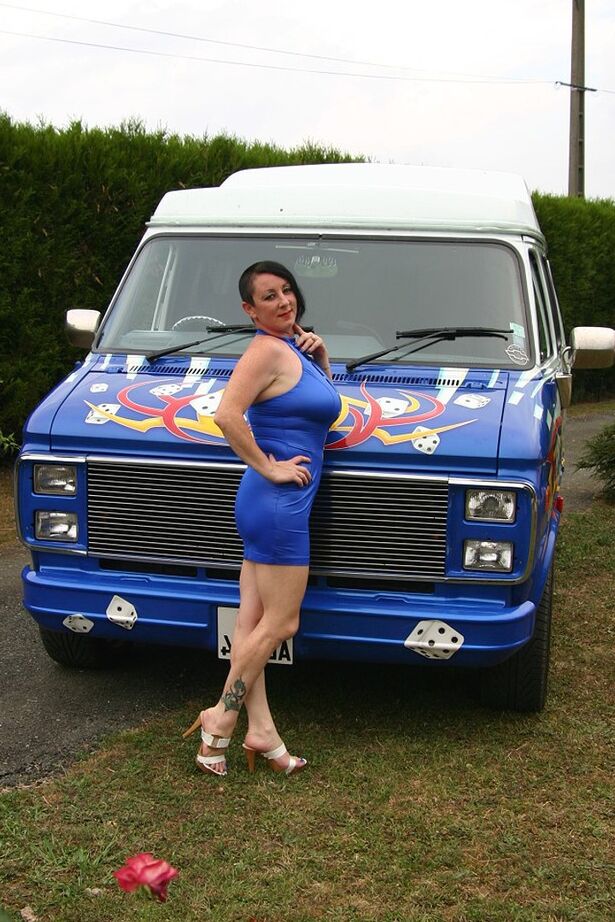 20P Madura amateur Mary Bitch se desnuda dentro de una camioneta clase B durante una acción en solitario