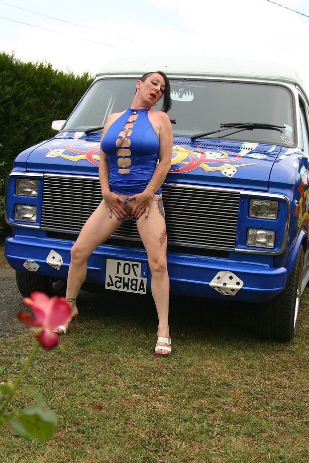 20P Madura amateur Mary Bitch se desnuda dentro de una camioneta clase B durante una acción en solitario