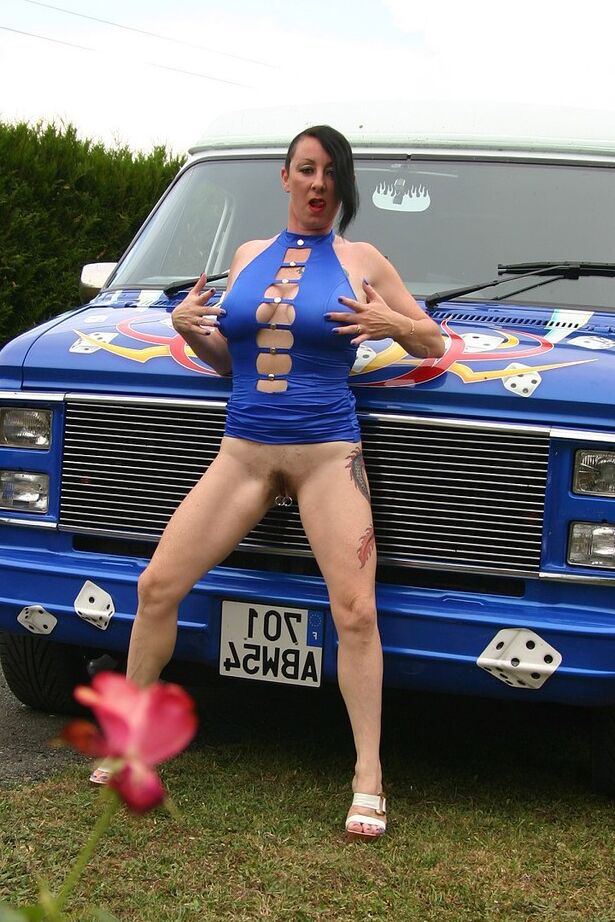 20P Madura amateur Mary Bitch se desnuda dentro de una camioneta clase B durante una acción en solitario