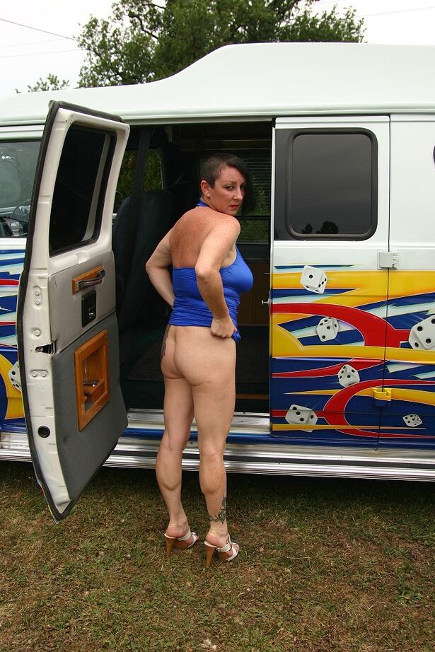 20P Madura amateur Mary Bitch se desnuda dentro de una camioneta clase B durante una acción en solitario