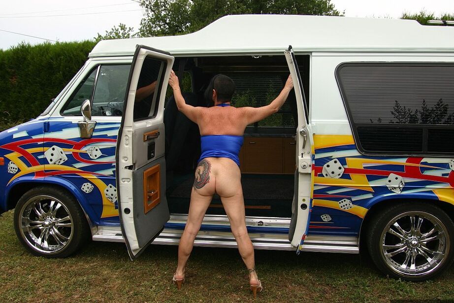 20P Madura amateur Mary Bitch se desnuda dentro de una camioneta clase B durante una acción en solitario