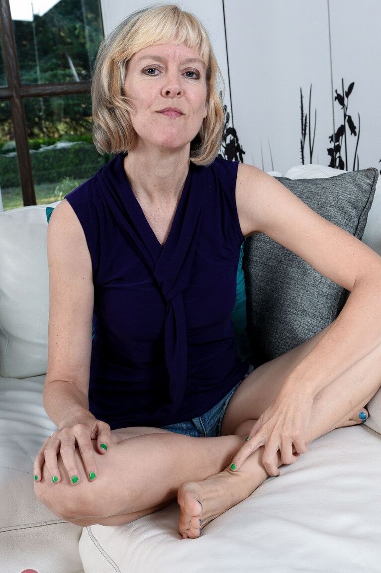 21P 成熟した妻のジェイミー・フォスターがソロで彼女の小さな乳首とおいしい剃ったハマグリを露出します