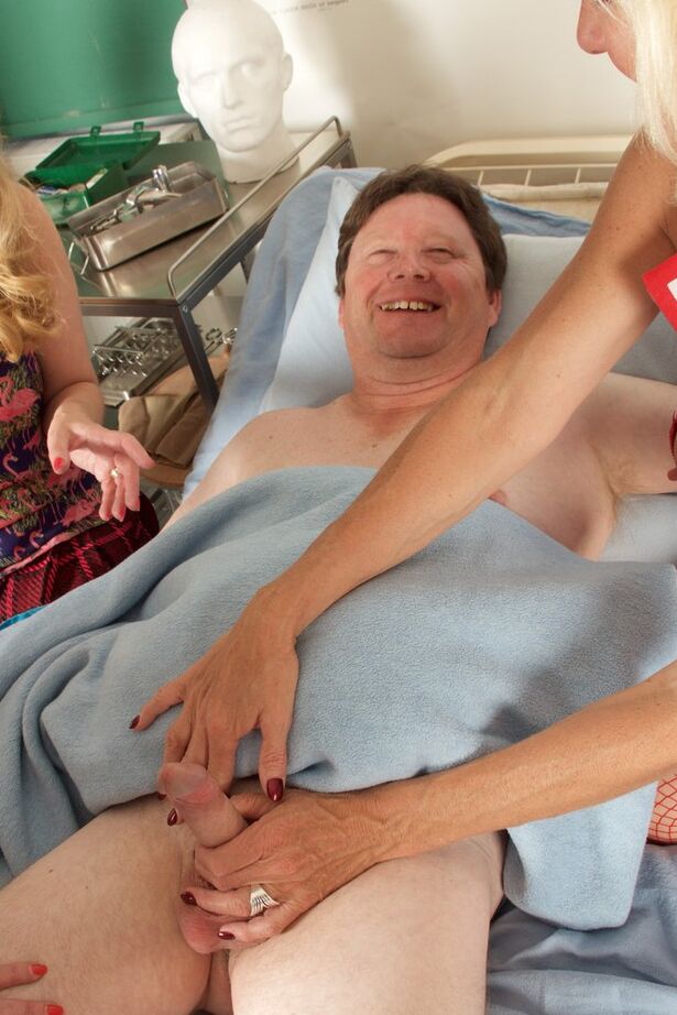 20P A enfermeira loira Molly MILF e duas de suas amigas chupam um paciente do sexo masculino