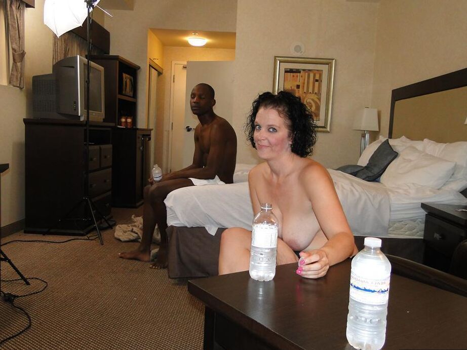 16P Madura amateur Tiffany Lynne follada por un negro en la cama de una habitación de hotel