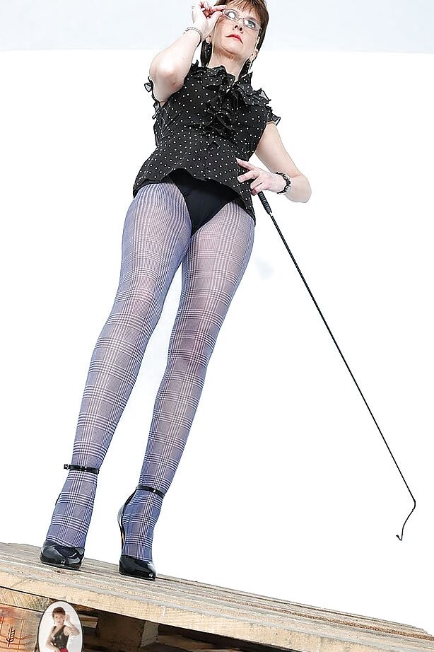 15P Senhora madura sedutora com bunda gostosa e pernas delgadas posando de meia-calça