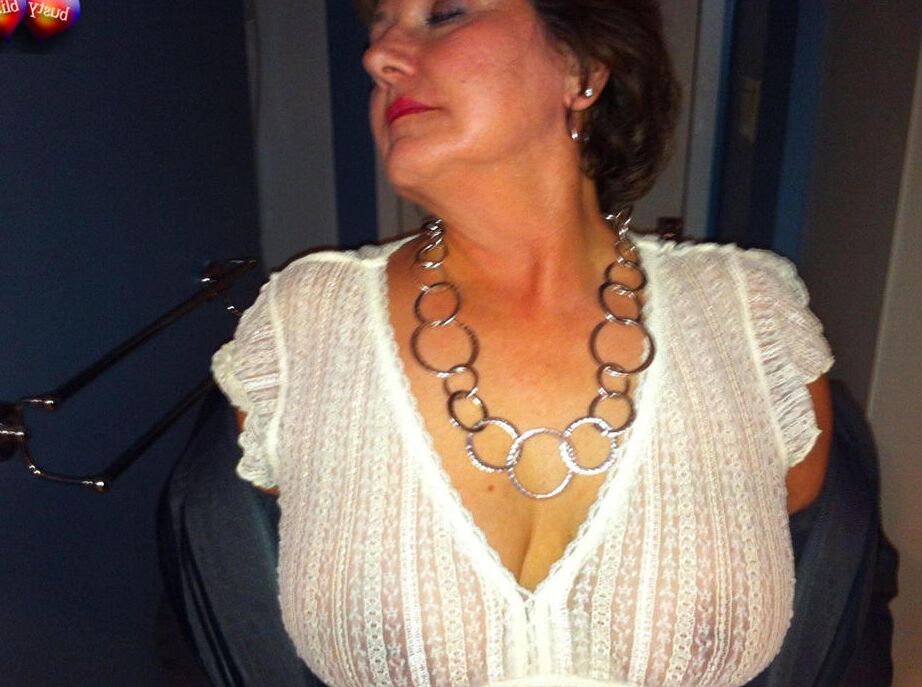 20P A senhora mais velha Busty Bliss solta seus grandes seios naturais durante a ação solo