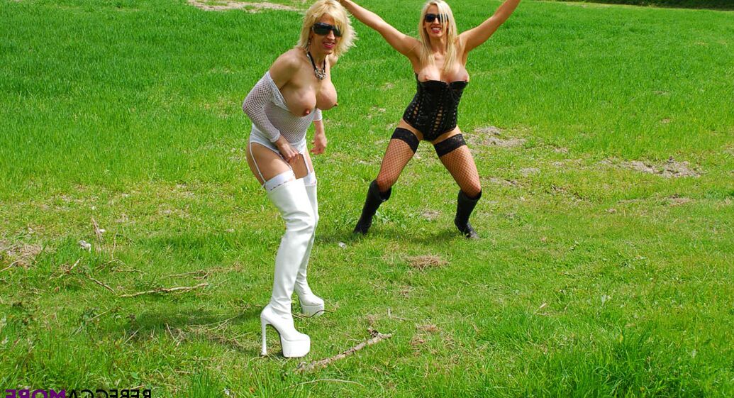 15P Garotas loiras vagam pelo campo fazendo xixi com óculos escuros