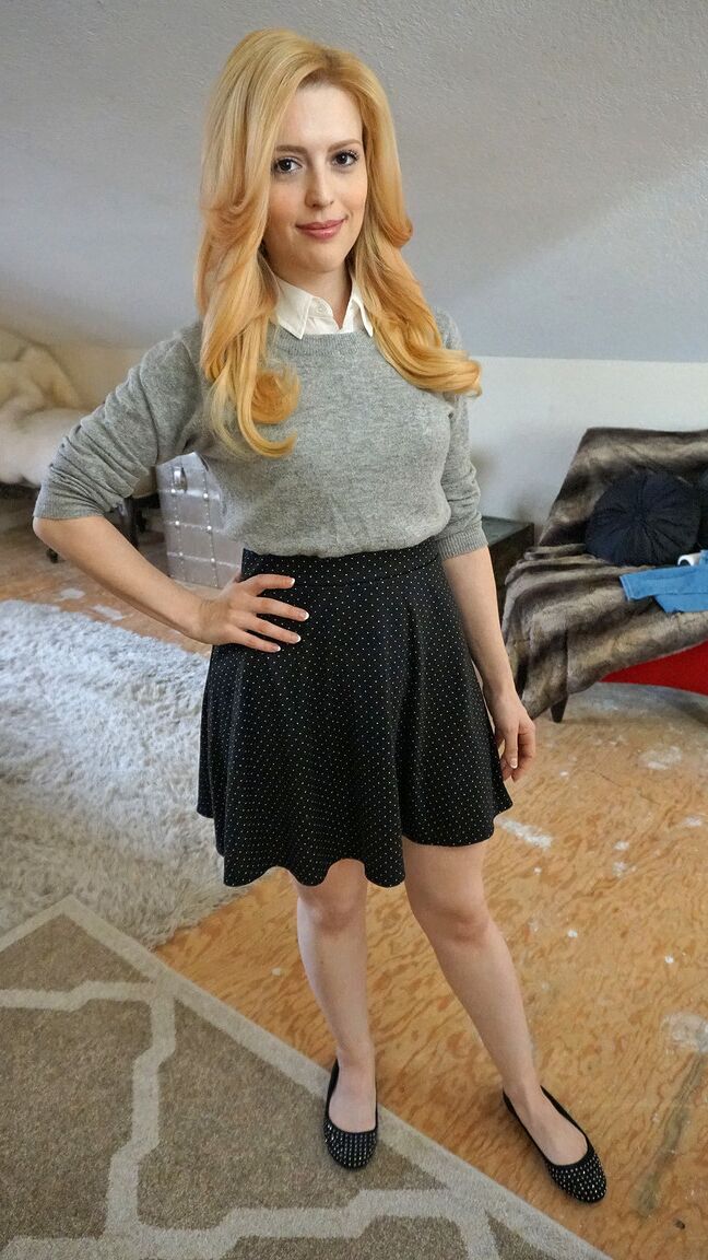 18P Das perfekte blonde Babe Emilia Song posiert im Klassenzimmer und zeigt ihre Titten