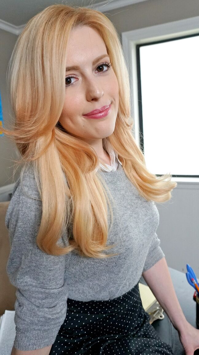 18P Das perfekte blonde Babe Emilia Song posiert im Klassenzimmer und zeigt ihre Titten