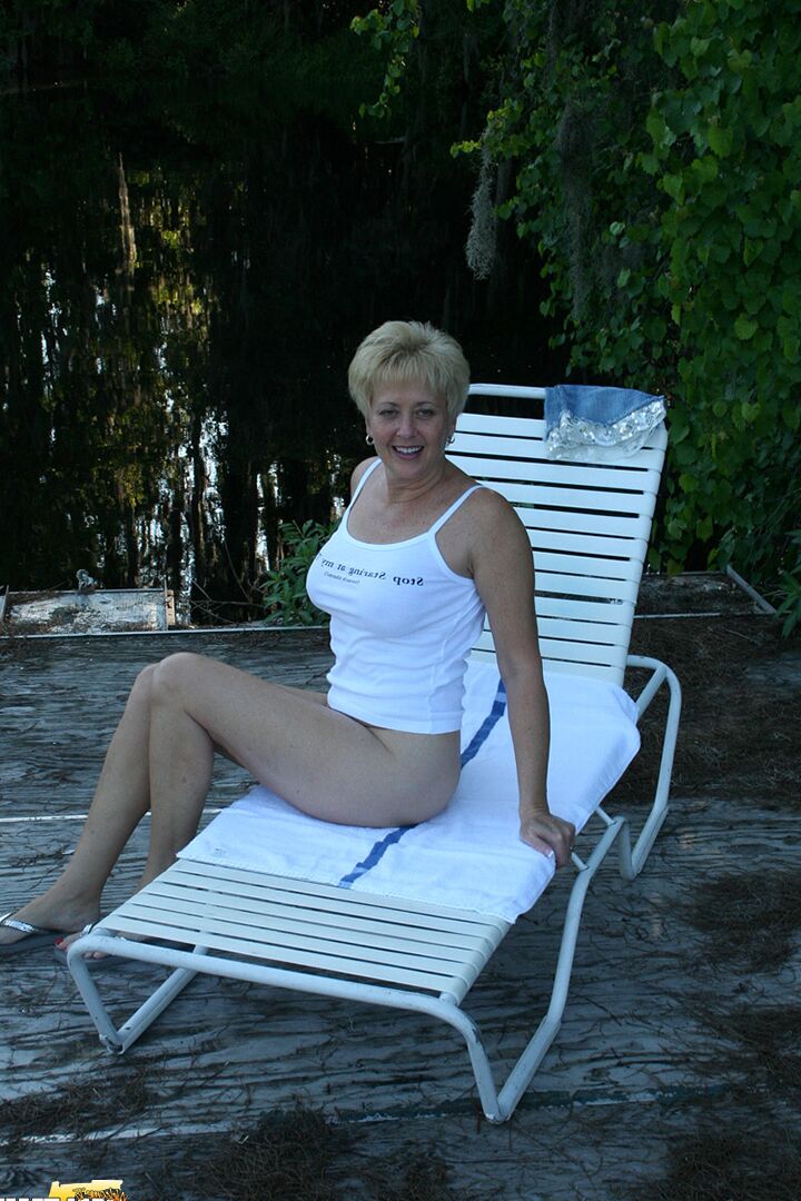 15P Sexy madura Tracy Lick revela seu grande corpo no quintal para acariciar sua buceta