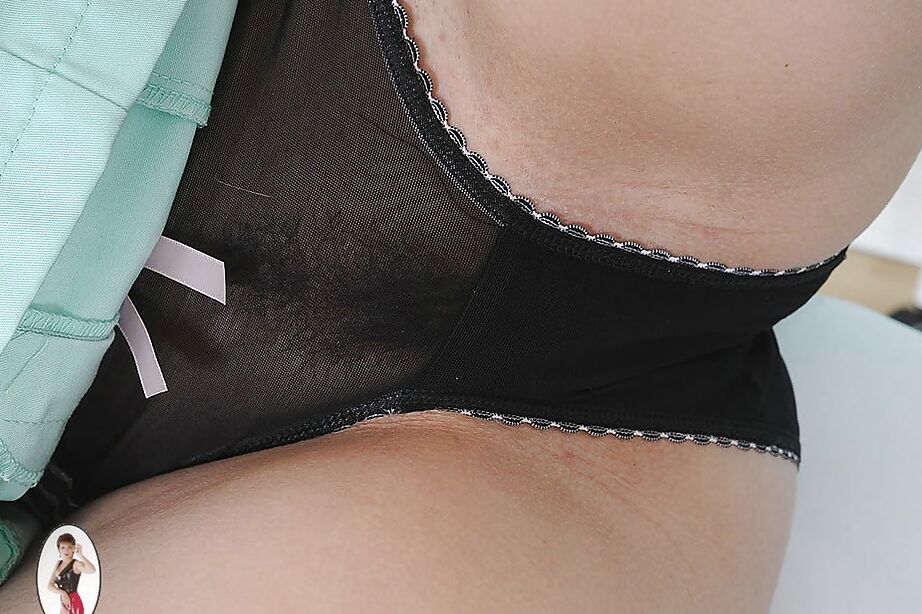 15P Heiße reife Dame entblößt ihren Hintern und neckt ihre mit Höschen bedeckte Vagina
