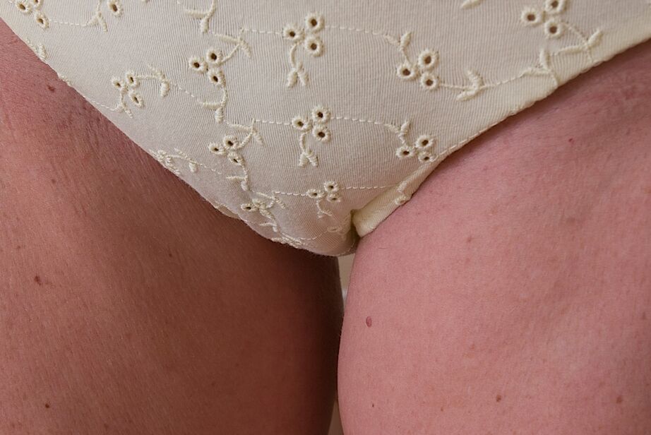 16P Loira madura feia em meias revelando seus enormes melões e sua vulva peluda