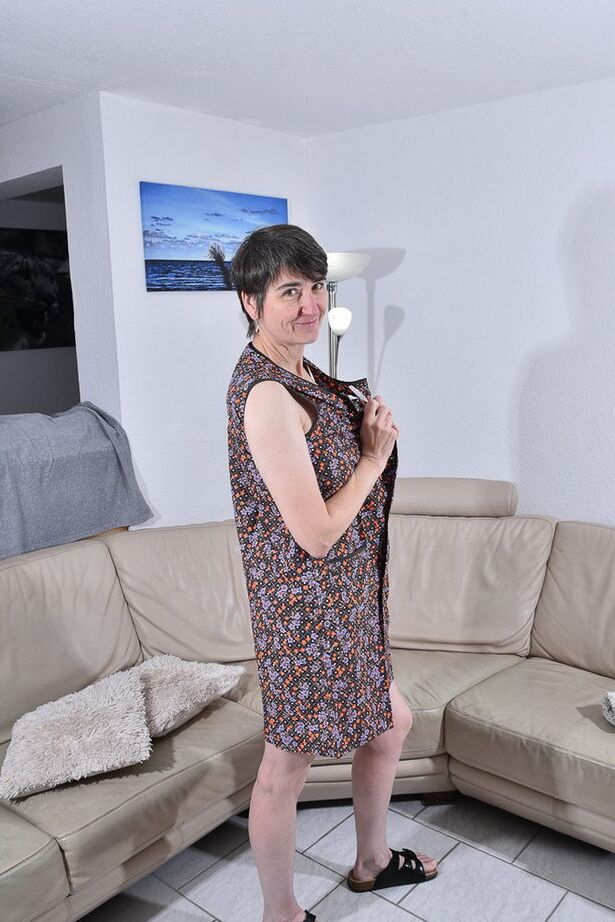 20P Amadora mais velha desfaz o vestido antes de uma saia levantada sem calcinha no sofá seccional