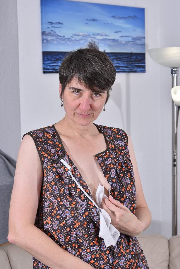20P Amadora mais velha desfaz o vestido antes de uma saia levantada sem calcinha no sofá seccional