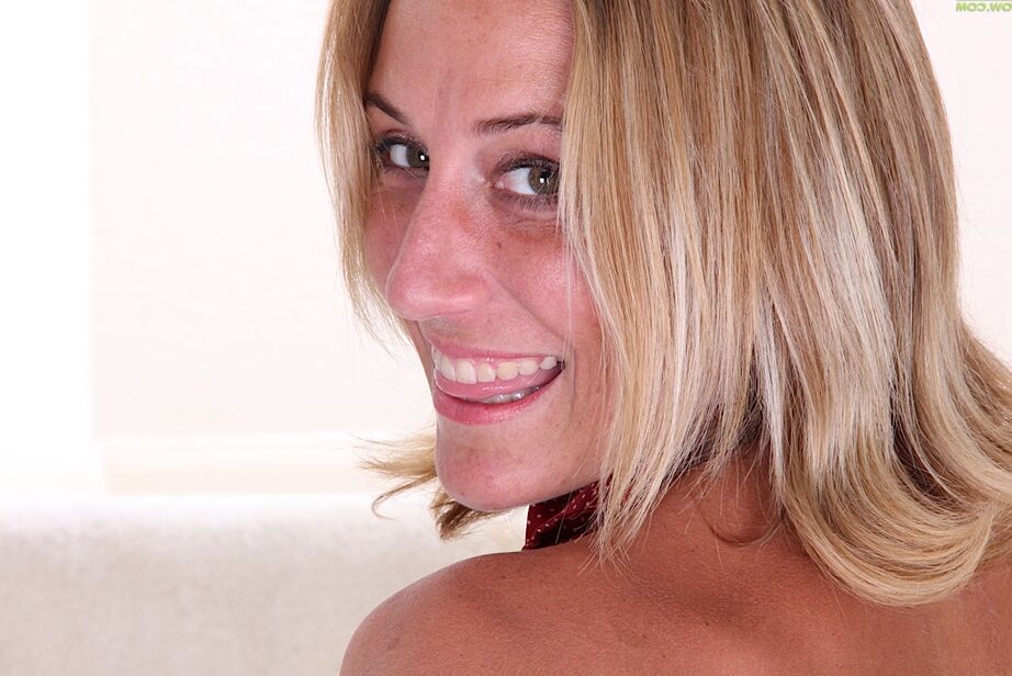 16P Rubia madura juguetona en ropa de vestir desnudándose y jugando consigo misma