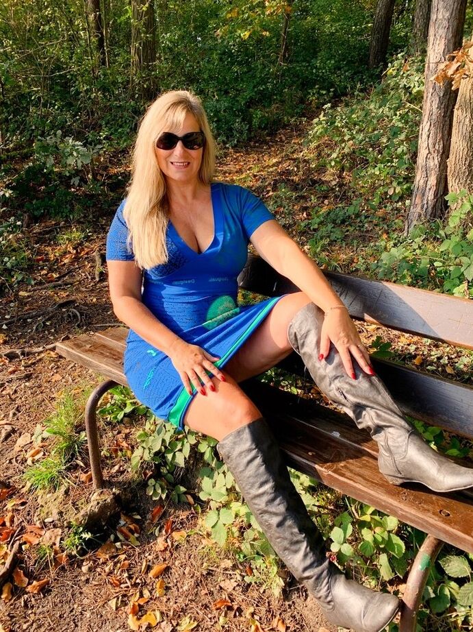 20P Die ältere blonde Süße Susi entblößt ihre Brüste, bevor sie ihren großen Arsch auf einer Bank zeigt